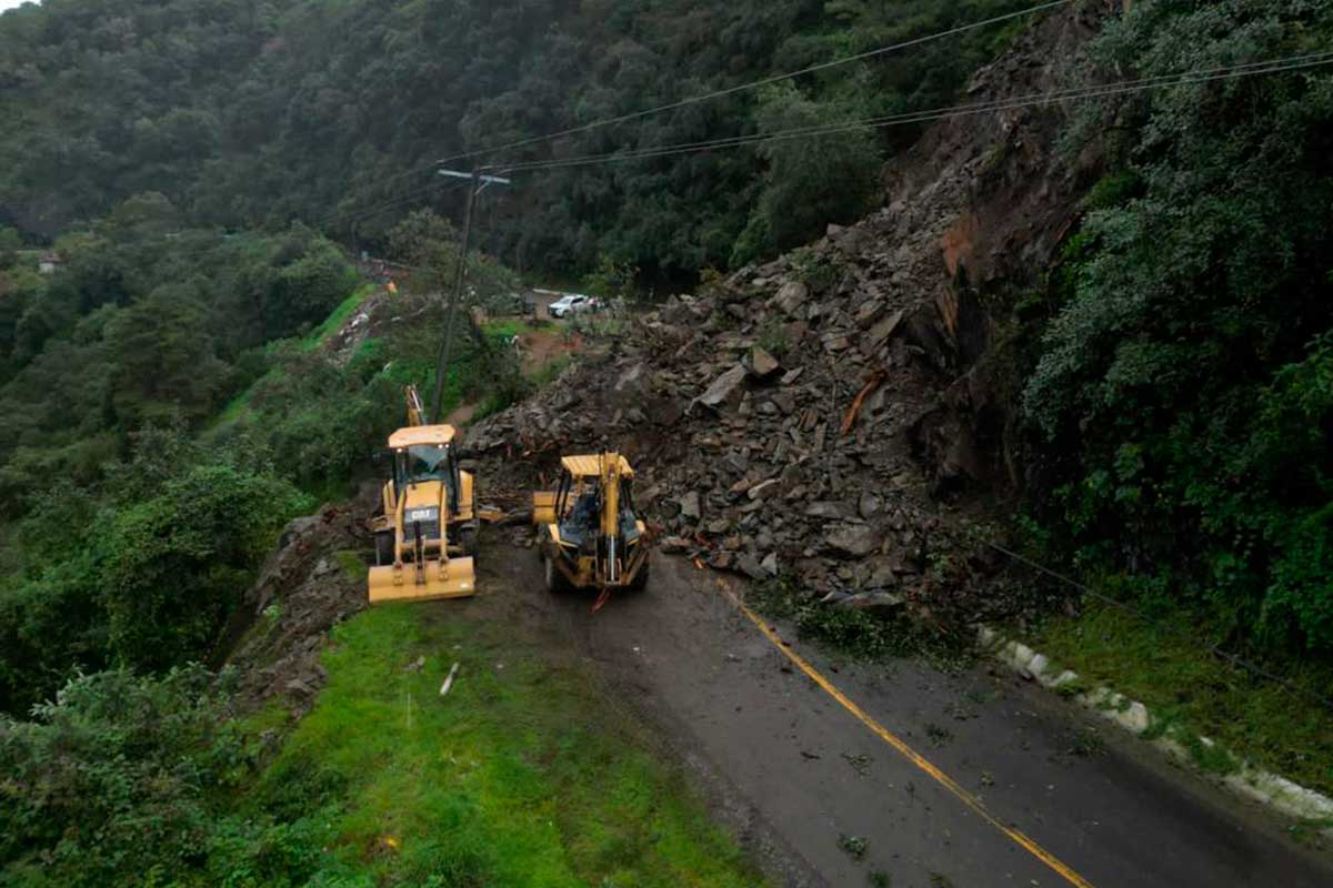 Continúan trabajos por derrumbe en la carretera San Juan del Río - Xilitla / Foto: Especial 