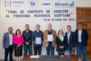 El Marqués firma convenio con MARS para fomentar la adopción de perros