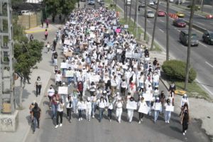 Estudiantes de la UAQ marchan en silencio