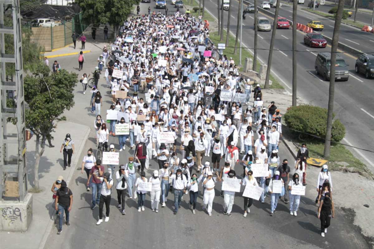 Estudiantes de la UAQ marchan en silencio / Foto: Víctor Xochipa 