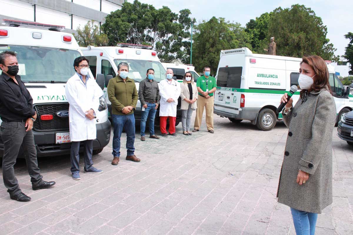 IMSS Querétaro recibe ambulancias de traslado en sus instalciones./ Foto: Especial