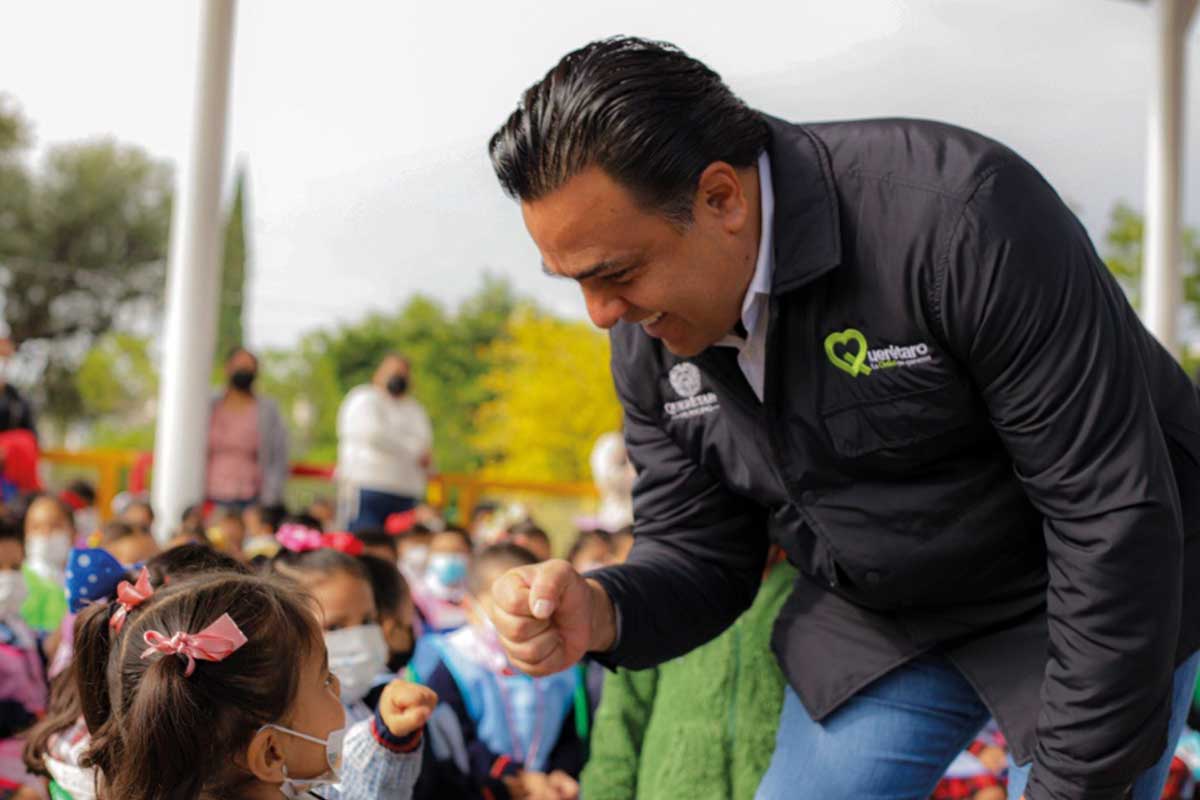 Luis Nava se presenta en preescolar para la entrega de una techumbre./ Foto: Especial