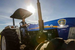 Luis Nava entrega 6 nuevos tractores para apoyo de productores agrícolas