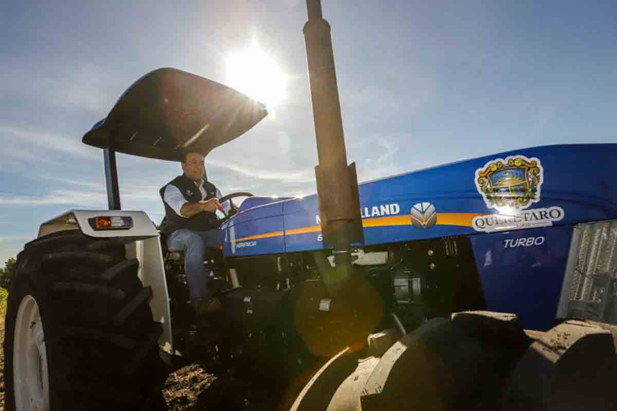 Luis Nava entrega 6 nuevos tractores para apoyo de productores agrícolas / Foto: Especial 