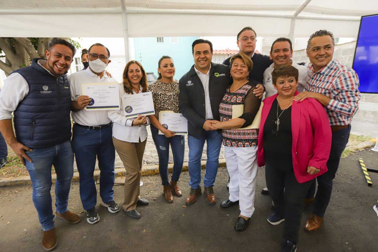 Luis Nava, entregó beneficios del programa Dignificación de Condominios en Plaza Hormiga, Plaza del Río y Plaza Pájaros./ Foto: Especial