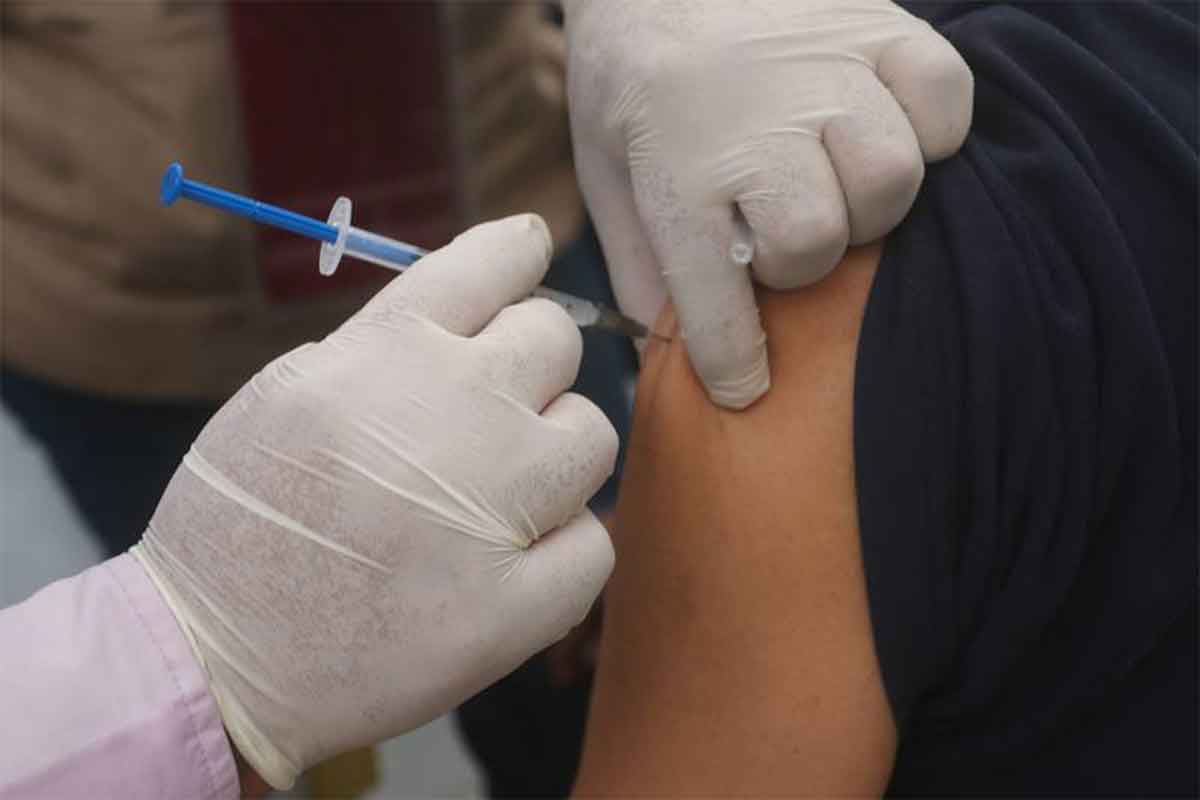 IMSS Querétaro invita a adultos mayores a vacunarse contra influenza estacional / Foto: Especial
