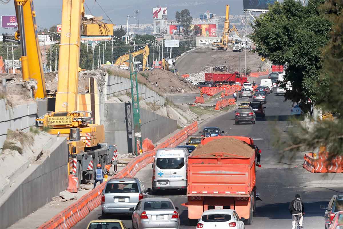 Continúa la demolición de puentes en la zona metropolitana de Querétaro. / Foto: Isai López
