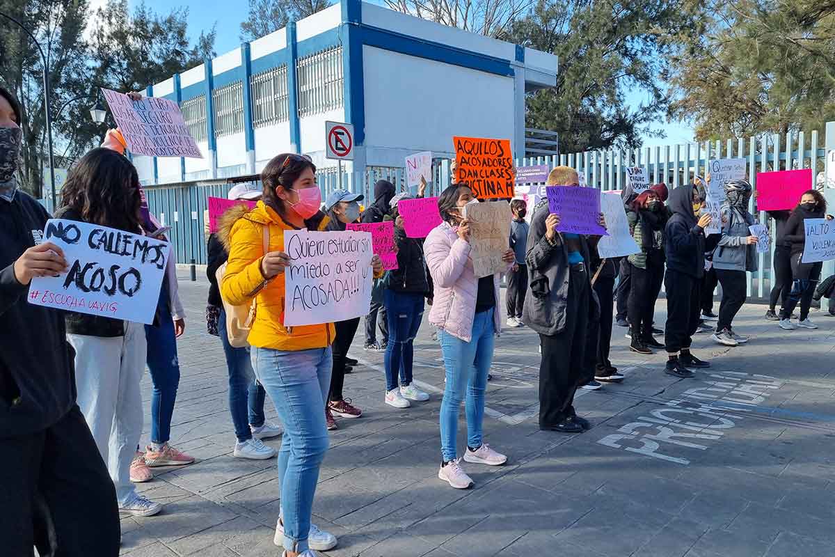 Estudiantes de la UAQ piden la renuncia de docentes y administrativos./ Foto: Isaí López