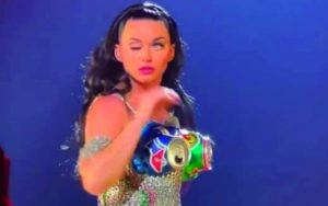 Katy Perry se hace viral por sufrir presunta parálisis facial en concierto