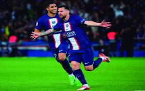 Lonel Messi marca de tiro libre en victoria del PSG