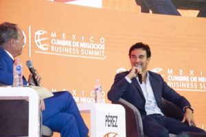 ‘Checo’ Pérez en la Cumbre de Negocios se dice orgulloso de México