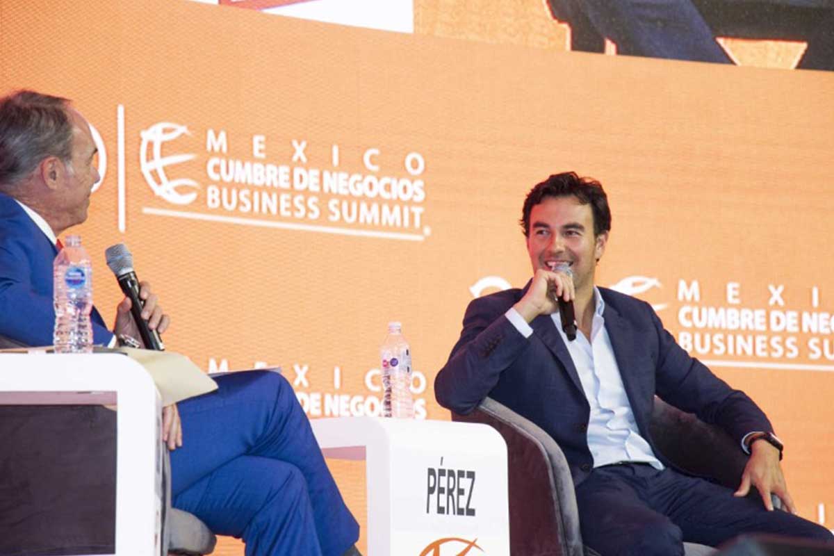 'Checo' Pérez sostuvo una charla con Oscar Peralta Casares, presidente del COMCE . / Foto: Víctor Xochipa