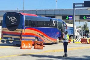 Bala perdida alcanza a joven que viajaba en autobús en la Celaya-Querétaro