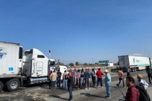 Bloquean autopista México-Querétaro tras operativo del IQT