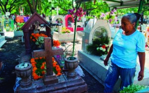 Esperan más de 163 mil visitantes en panteones de Querétaro