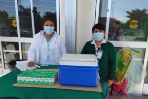 IMSS Querétaro invita a adultos mayores a vacunarse contra influenza estacional