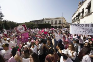 Marchan 4 mil en Queretaro por defensa del INE