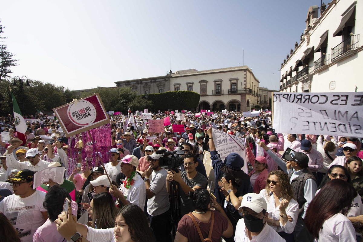 Marchan 4 mil en Queretaro por defensa del INE / Foto: Víctor Xochipa 
