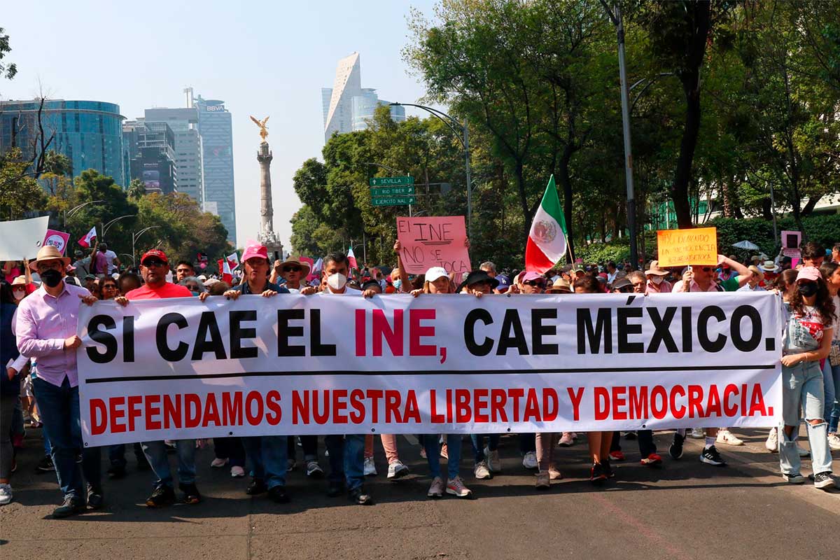 Miles de mexicanos marchan contra reforma electoral