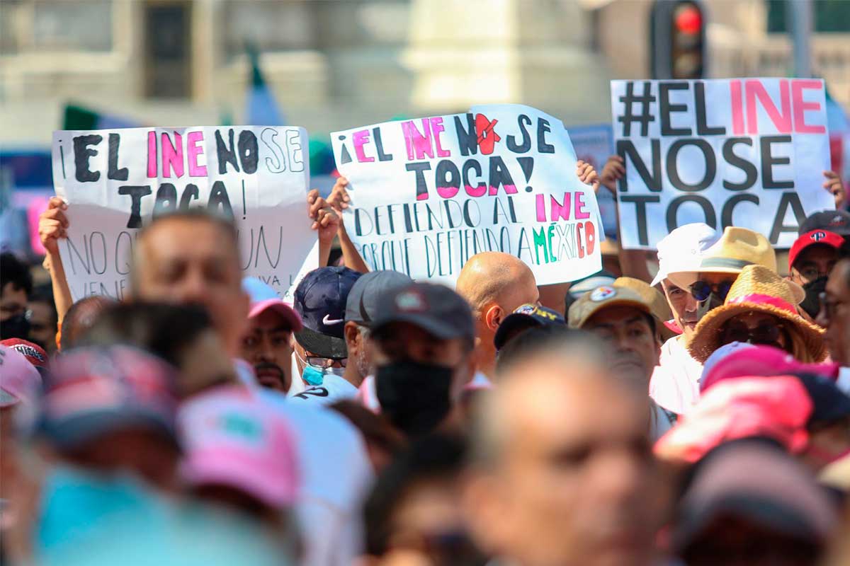 Miles de mexicanos marchan contra reforma electoral