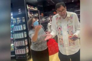 (VIDEO) Increpan a Fernández Noroña por comprar en City Market