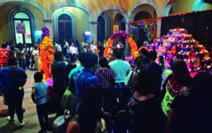 Policías del municipio de Querétaro ponen mega altar a compañeros