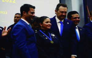 Queretana recibe premio a Policía del Año por parte de la Canaco