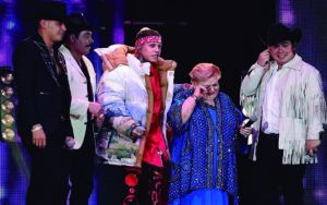 Santa Fe Klan hace llorar a Paquita la del Barrio en el escenario