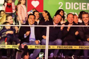 Asiste Mauricio Kuri a Mega Desfile Navideño en Querétaro