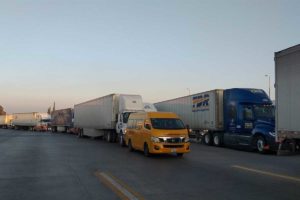 Bloquean conductores de transporte la México-Querétaro