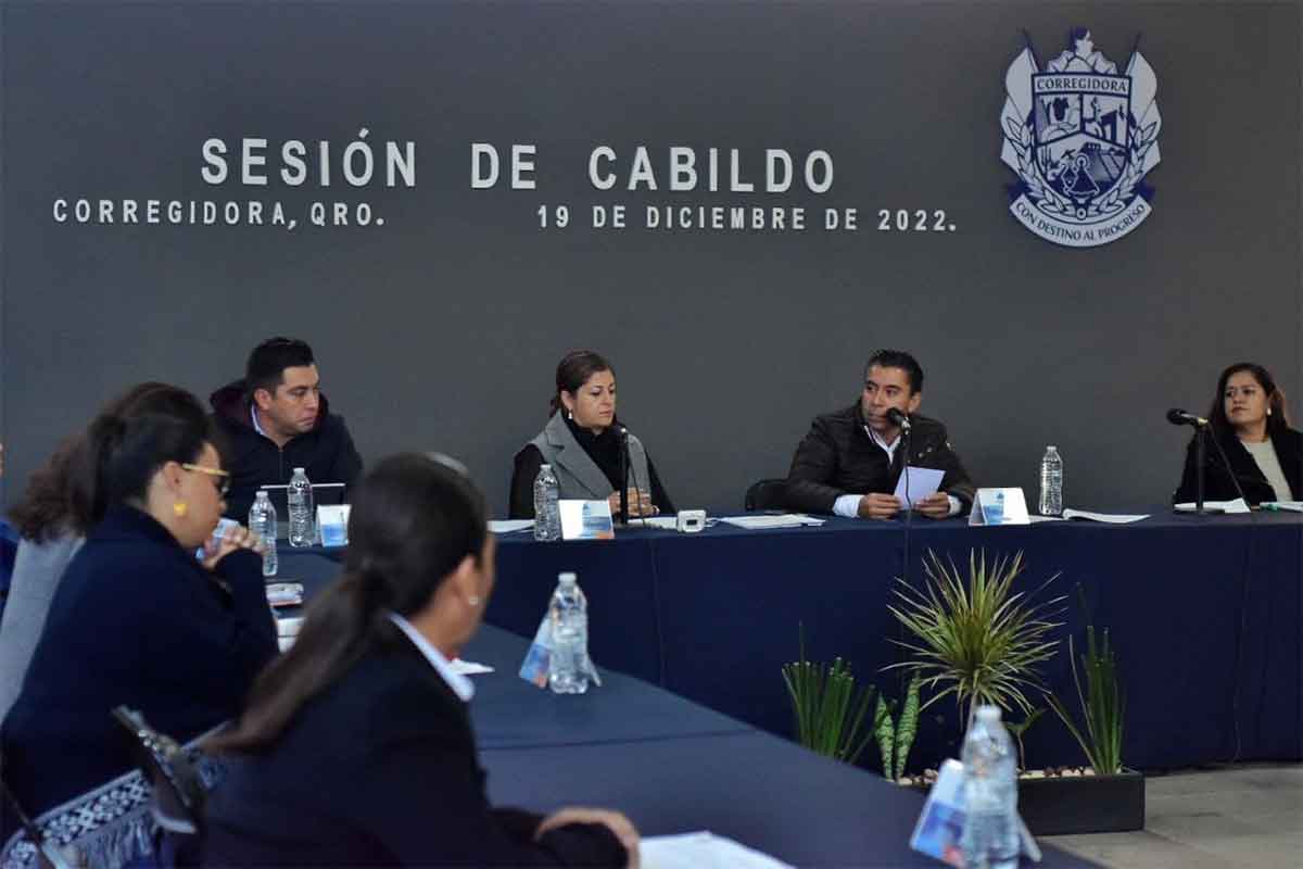 La sesión fue encabezada por el alcalde de Corregidora, Roberto Sosa. / Foto: Especial