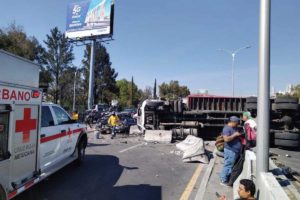 Camión de carga provoca aparatoso accidente sobre Boulevard Bernardo Quintana