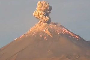 Estalla volcán Popocatépetl