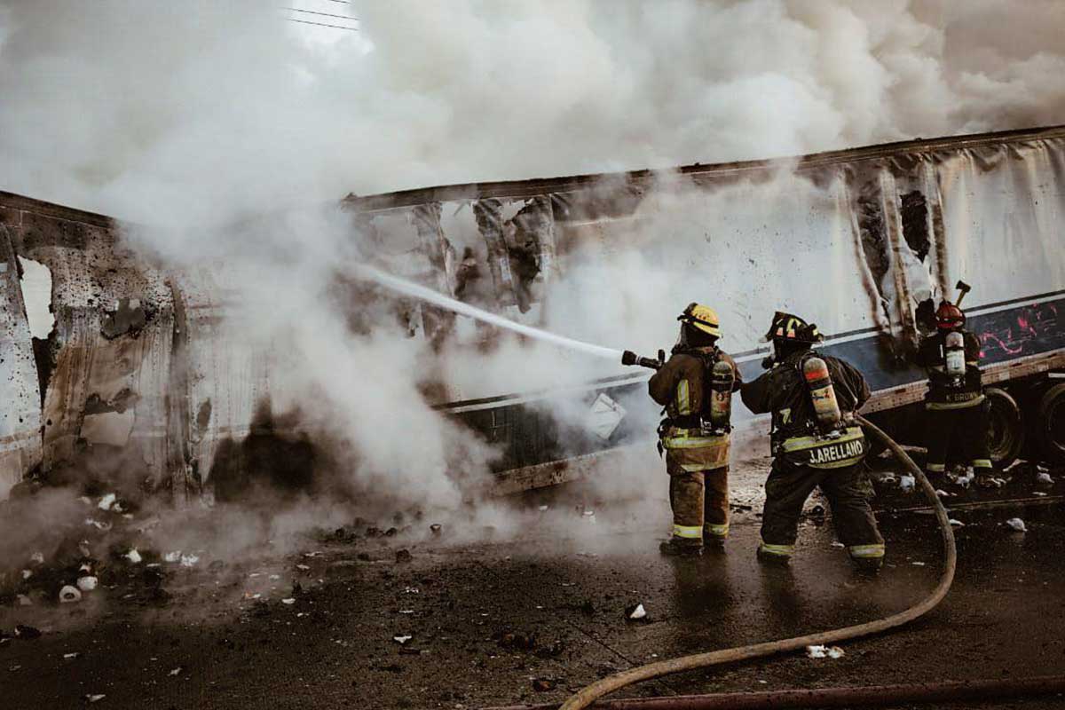 Tráiler se incendia sobre la Carretera México-Querétaro / Foto: Protección Civil 