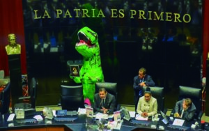 Diputada se disfraza de dinosaurio protesta contra reforma electoral