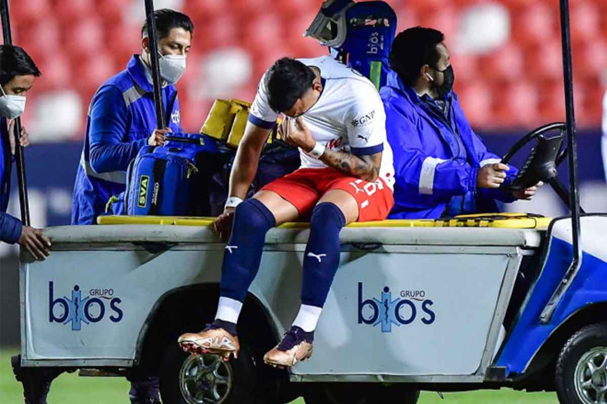Alexis Vega se lesionó en el partido Chivas vs San Luis. / Foto: Especial