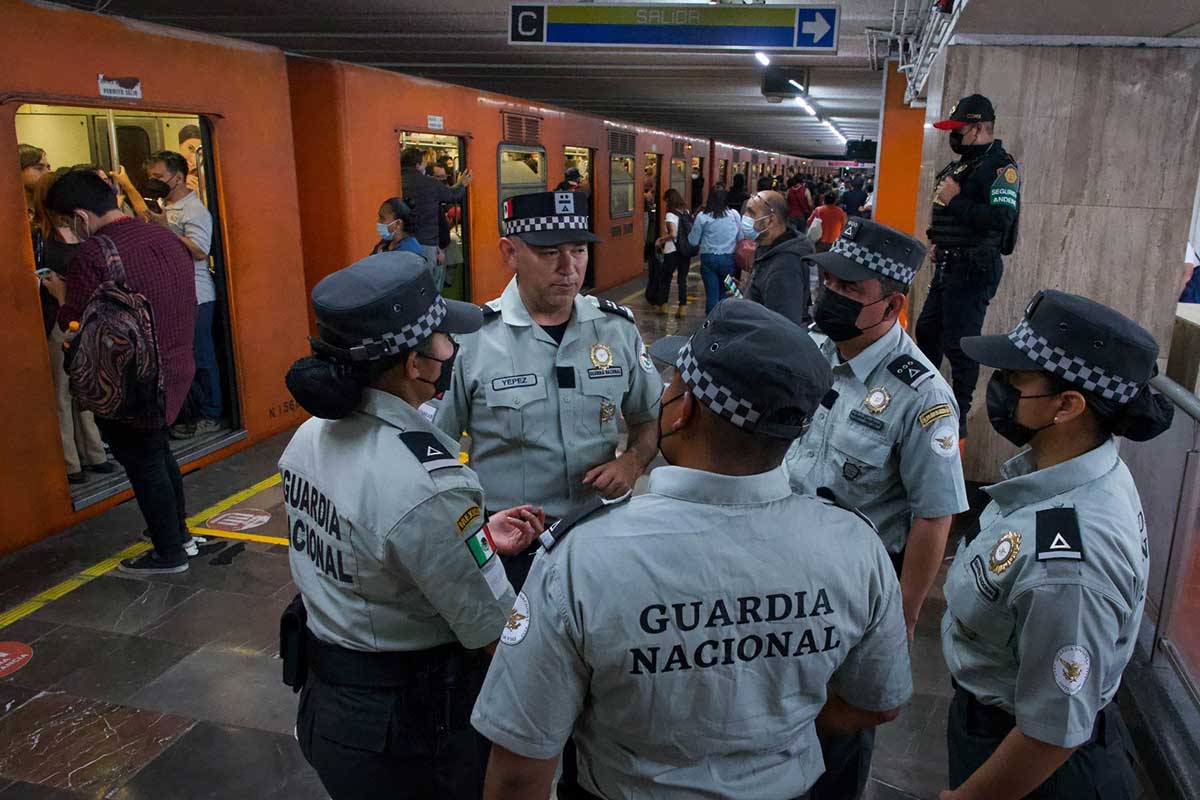 Elementos de la Guardia Nacional durante vigilancia en diversas estaciones del Metro Capitalino. /Cuartoscuro