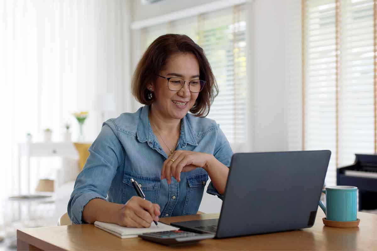 Aumentó el número de mujeres que toman clases en línea. / Foto: iStock