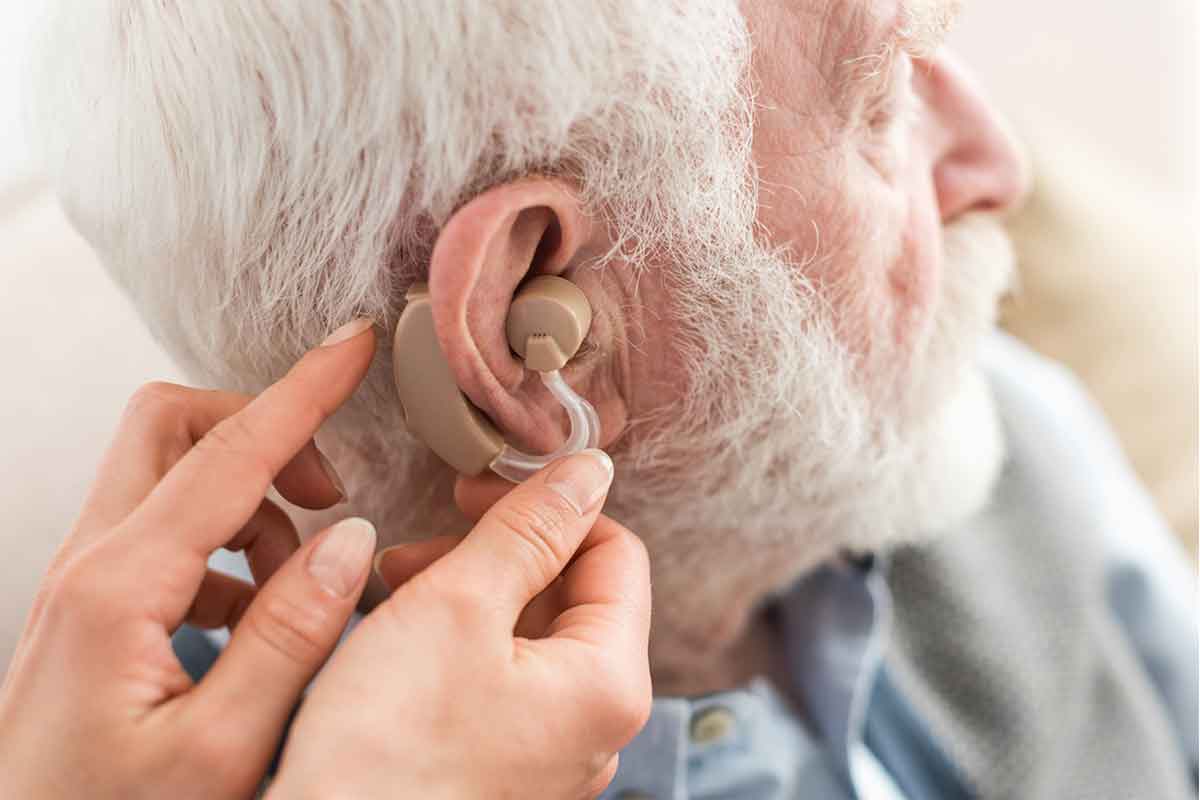 Expertos recomiendan cuidar la salud auditiva de adultos mayores. / Foto: Especial