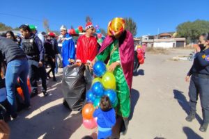 Poli-Reyes Magos llevan juguetes a los pequeños en Querétaro