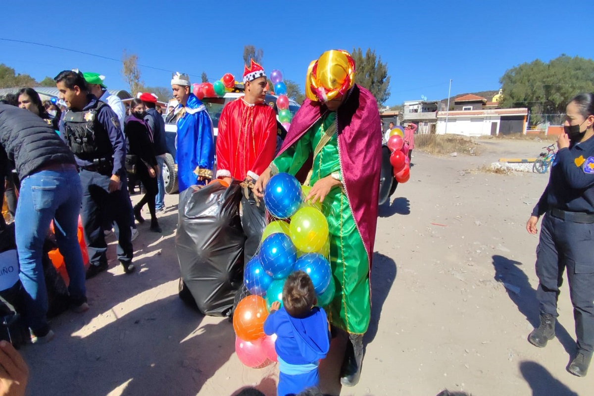 Poli-Reyes Magos llevan juguetes a los pequeños en Querétaro / Foto: Estrella Álvarez 