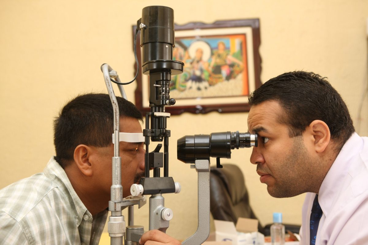 Más de 2.2 millones de mexicanos tienen alguna deficiencia visual, para mejorar tu salud visual puedes usar anteojos o recurrir a la cirugía. Foto: Cuartoscuro