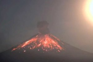 VIDEO: se registra nuevo estallido del Popocatépetl
