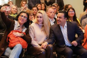 Acude Luis Nava al informe de resultados del Programa Municipal de Fortalecimiento Familiar de Querétaro
