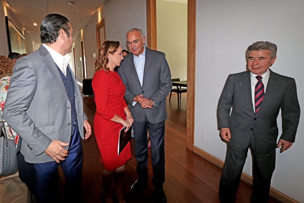Claudia Ruiz Massieu con exgobernadores en Querétaro