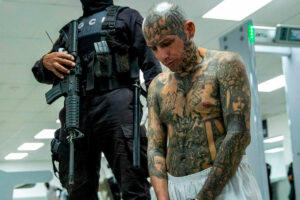 El Salvador cobrará por comida y papel de baño a delincuentes en prisión   