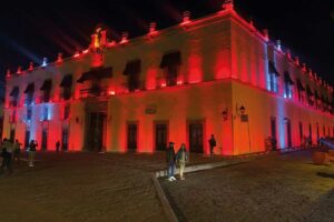 Iluminan Palacio de Gobierno de Querétaro con color de la bandera de Turquía