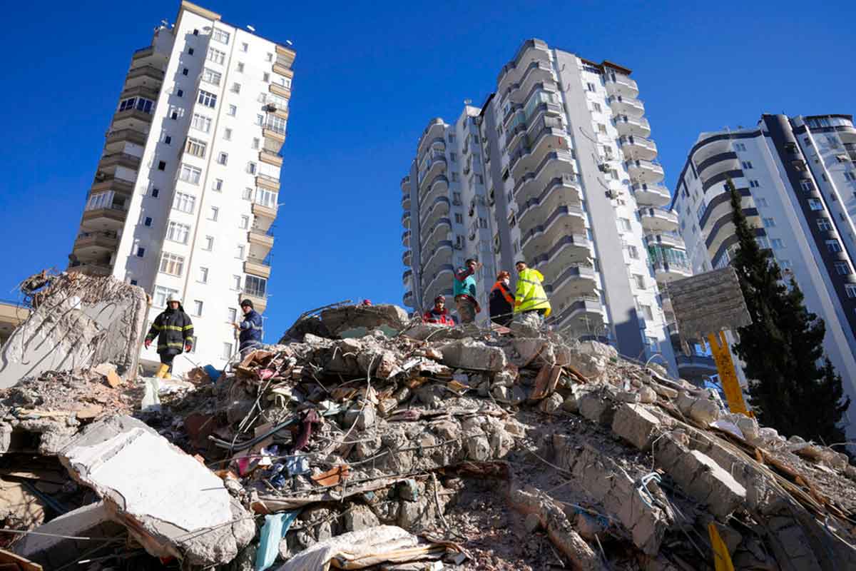 Rescatistas continúan buscando sobrevivientes entre los escombros en Turquía. / Foto: AP