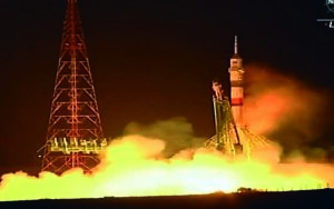Rusia lanza cohete para rescatar a tres astronautas