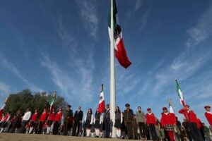 Encabeza Mauricio Kuri la ceremonia de conmemoración por el Día de la Bandera